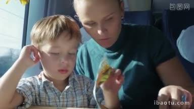 妈妈和小儿子在火车上花时间看五颜六色的儿童读物，妈妈给孩子<strong>讲故事</strong>，他看着